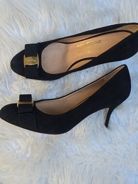 Salvatore Ferragamo Vara black suede bow pumps 7.5C